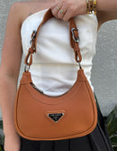 Bolsa Prada meia lua